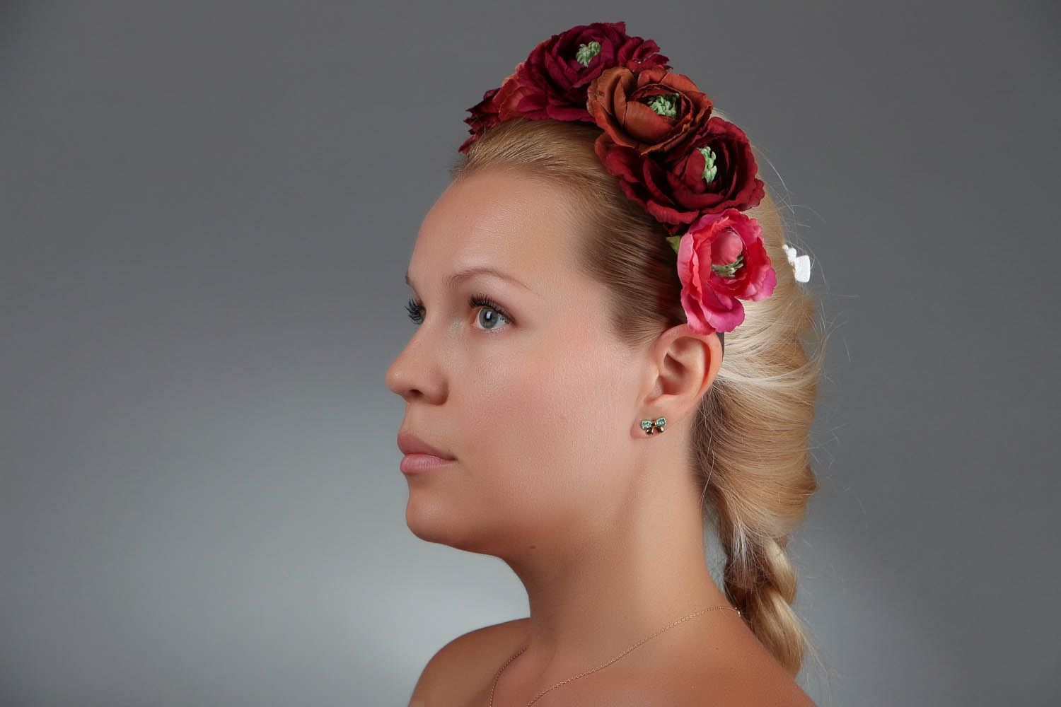 Künstlerischer Haarreif aus roten Blumen foto 2