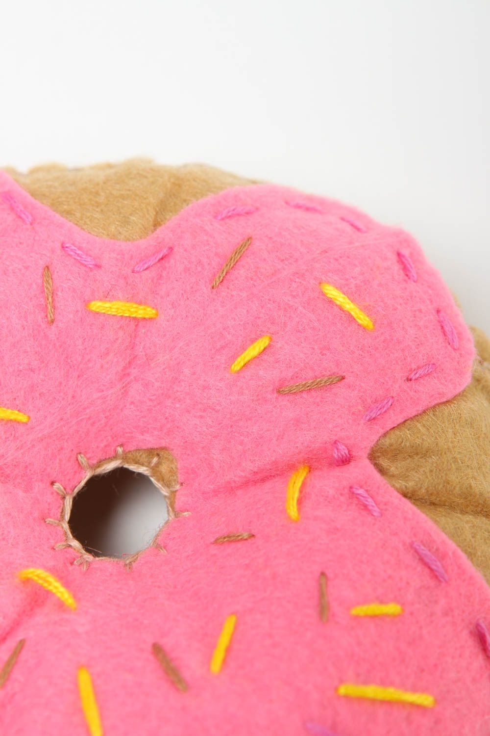 Peluche donut rose faite main Doudou en feutrine original Cadeau pour enfant photo 3