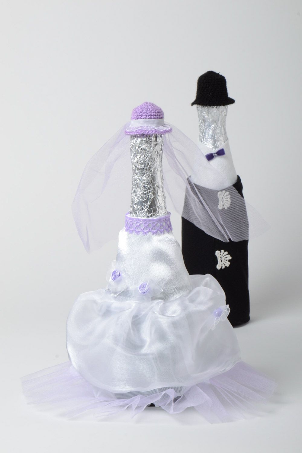 Декор для свадебных бутылок жених и невеста костюмы черный и белый ручной работы фото 3
