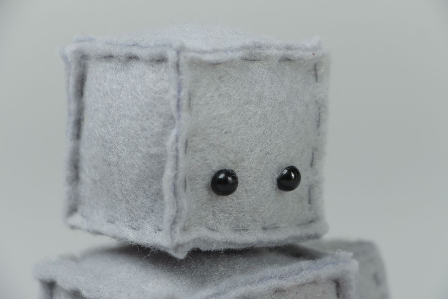 Дизайнерская игрушка текстильная в виде робота фото 2