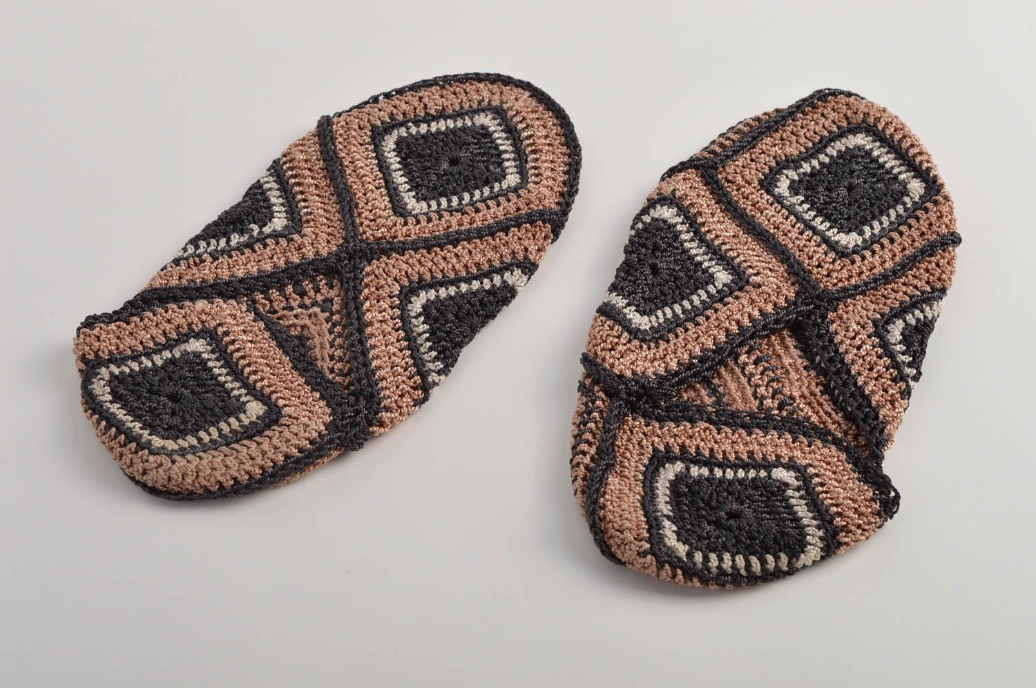 Gehäkelte Pantoffeln handgefertigt Hausschuhe Damen Designer Accessoire foto 5