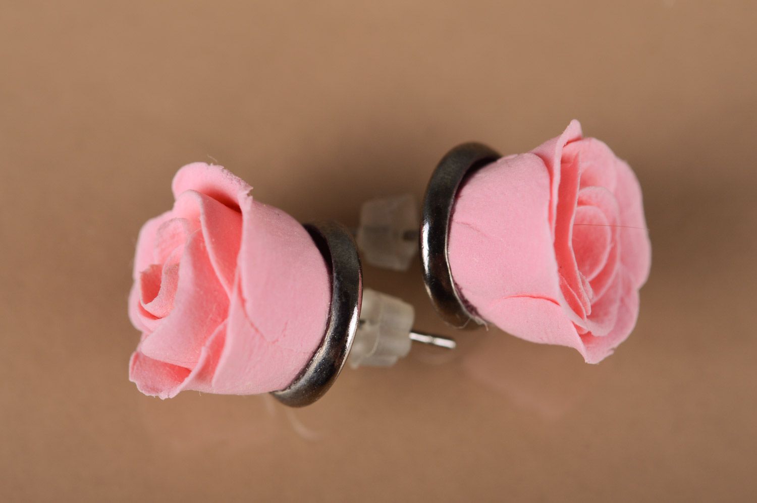 Handmade plastic flower stud earrings in the shape of pink roses photo 5