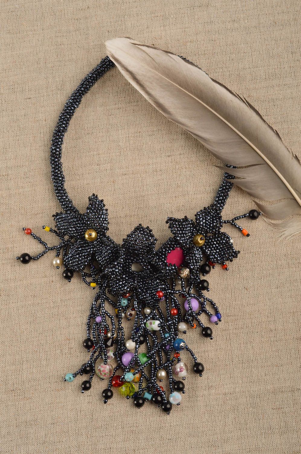 Колье из бисера украшение ручной работы ожерелье из бисера черное цветочное фото 1