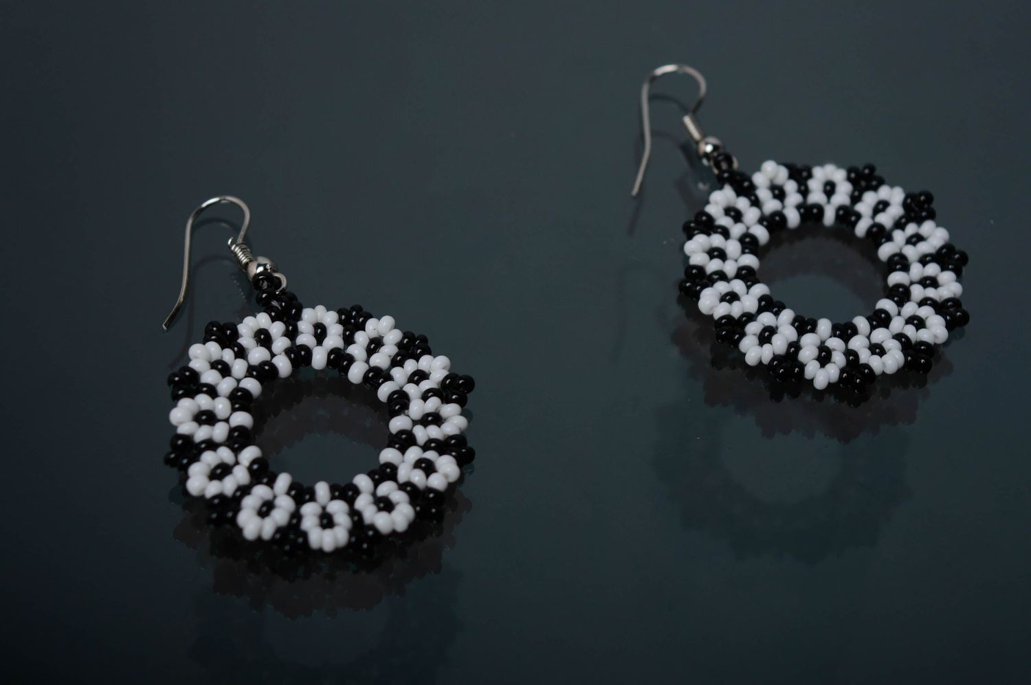 Schwarz weiße Ohrringe aus Glasperlen foto 1