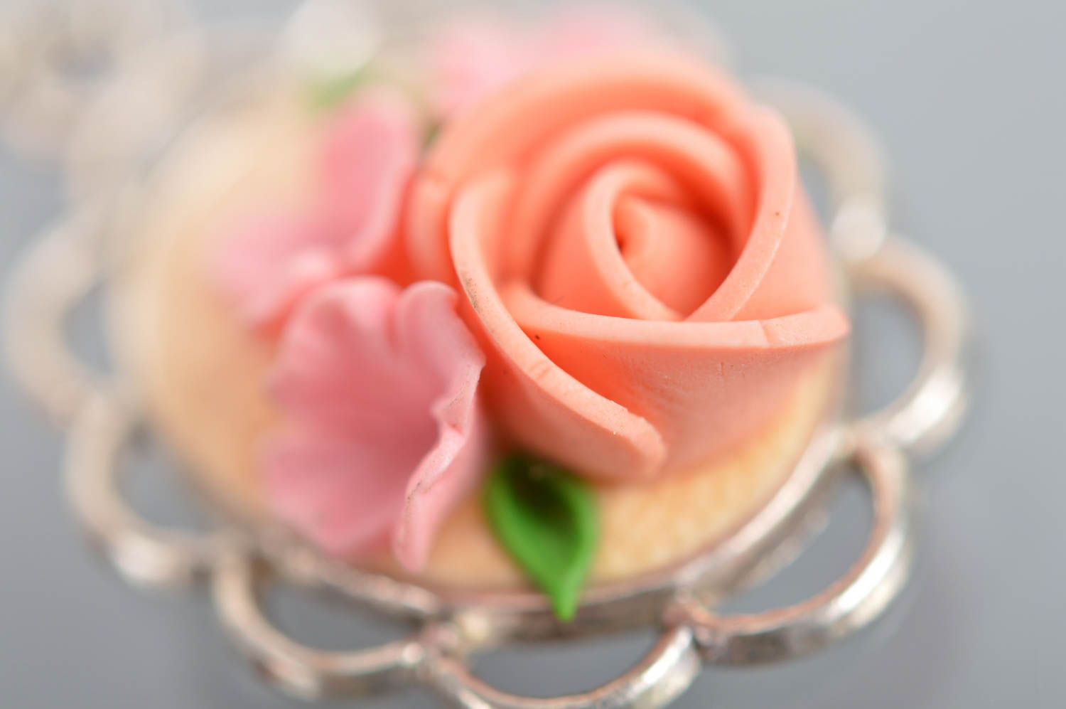 Boucles d'oreilles avec fleurs en pâte polymère ovales crochets faites main photo 4