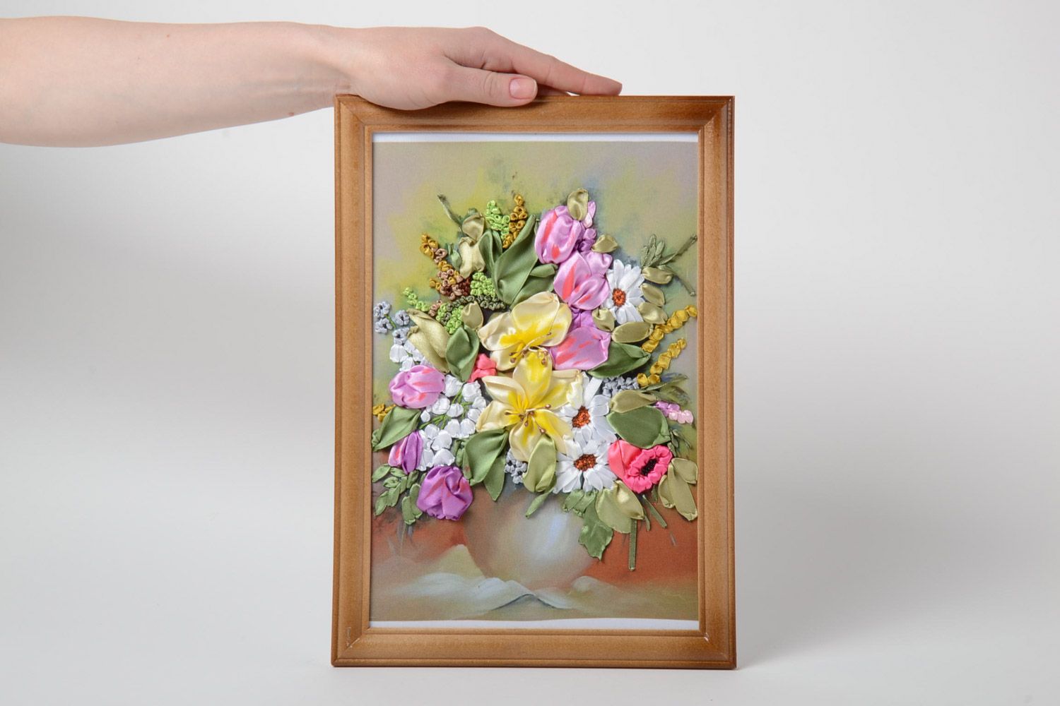 Schönes originelles Wandbild mit Stickerei Blumen in Rahmen aus Holz handmade für Interieur foto 5