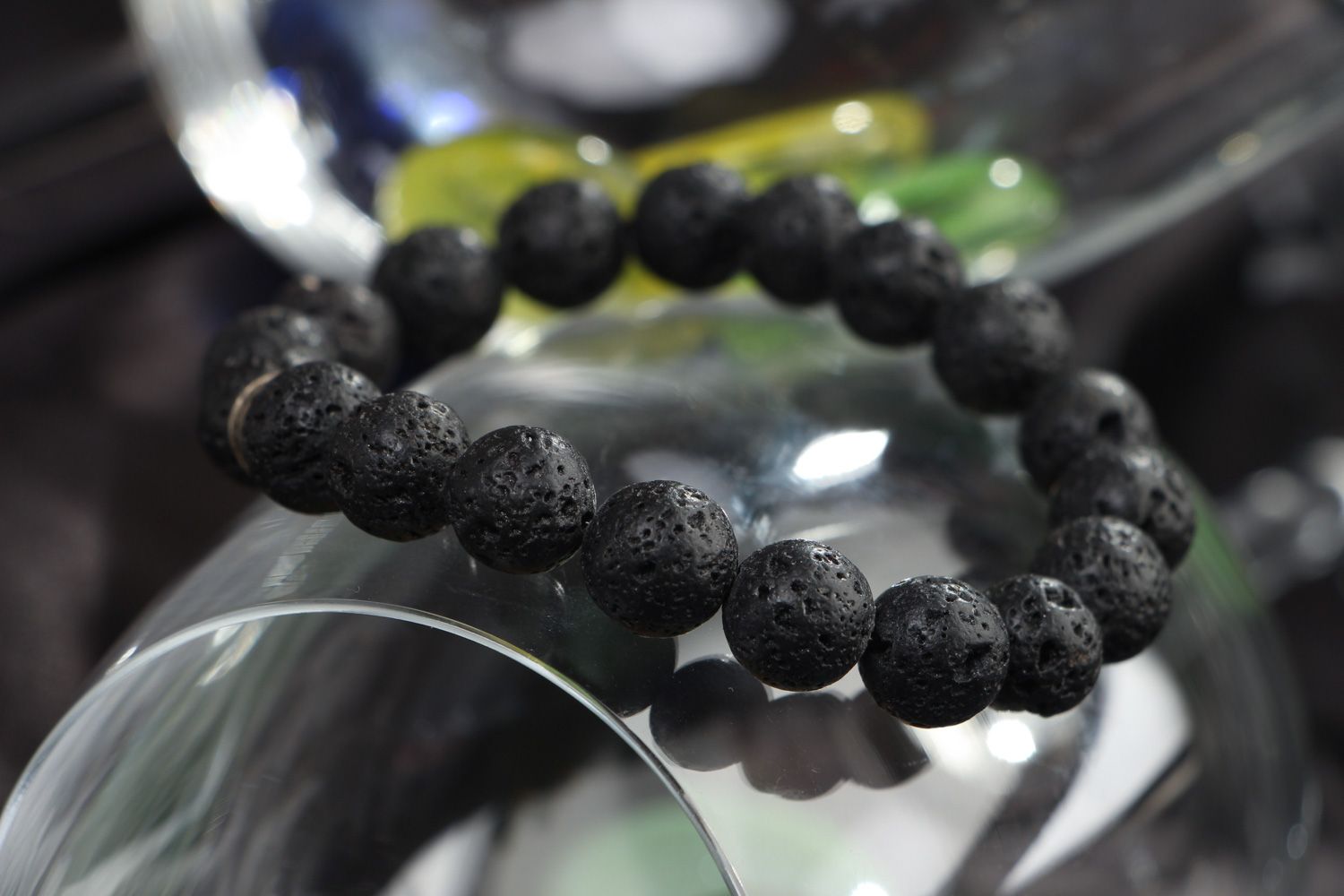Bracelet en lave volcanique fait main noir bijou original pour femme active photo 4