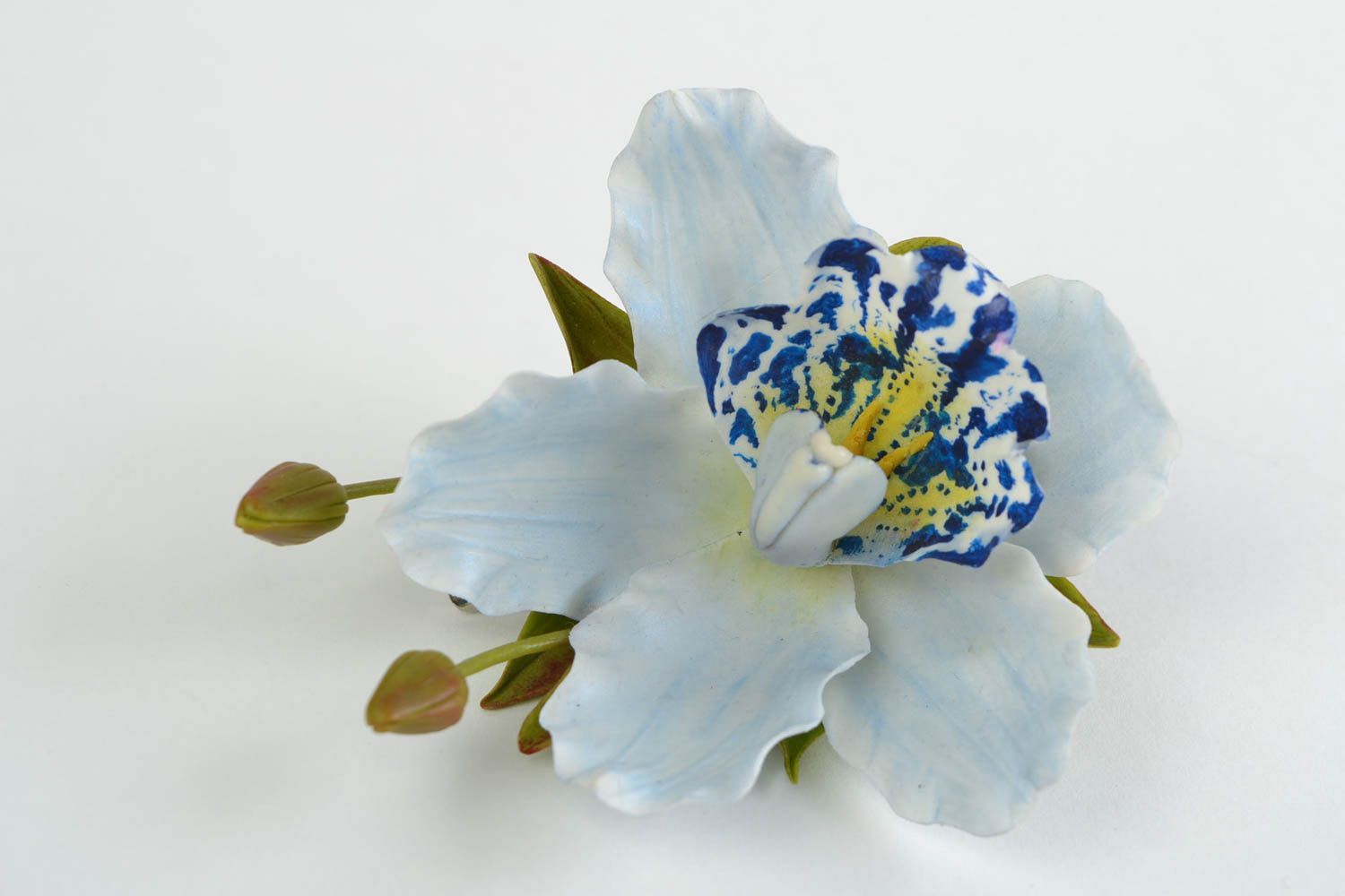 Заколка-брошь из холодного фарфора хэнд мэйд в виде орхидеи цимбидиум голубой фото 1