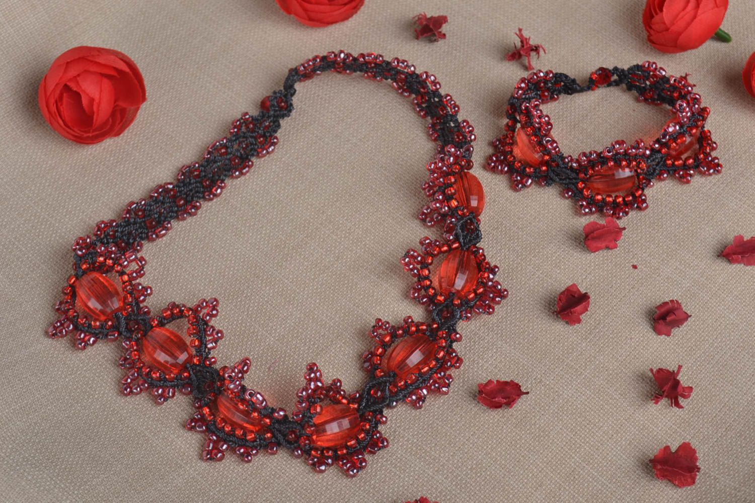 Parure collier bracelet Bijoux faits main noir rouge en macramé Cadeau femme photo 1
