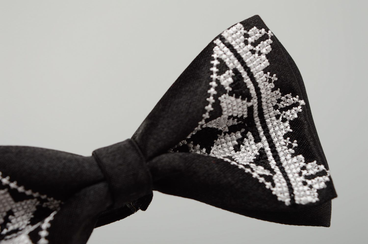 Bow tie with embroidery in ethnic style photo 2