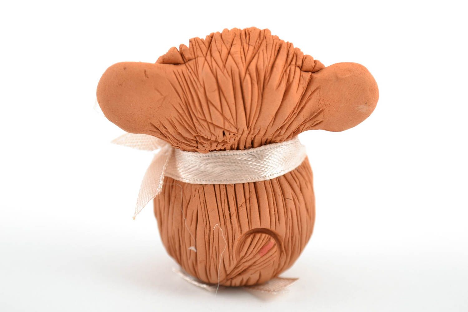 Фигурка из глины обезьянка с бантиком на шее маленькая коричневая ручной работы  фото 3