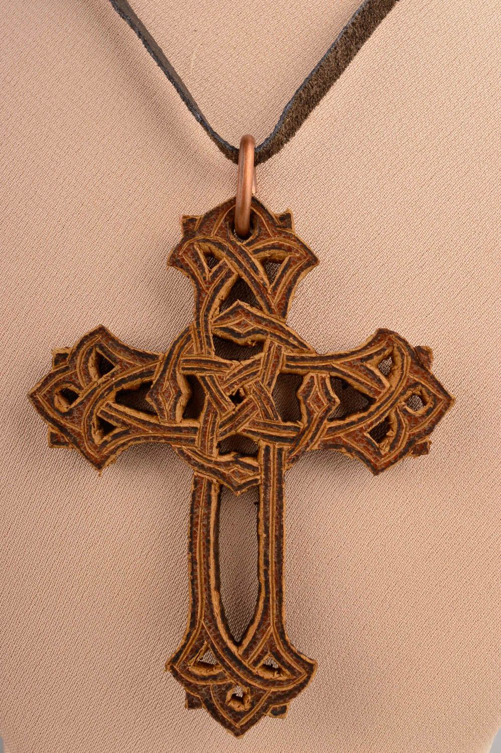 Gros Pendentif croix Bijou fait main marron en cuir original Cadeau femme photo 2