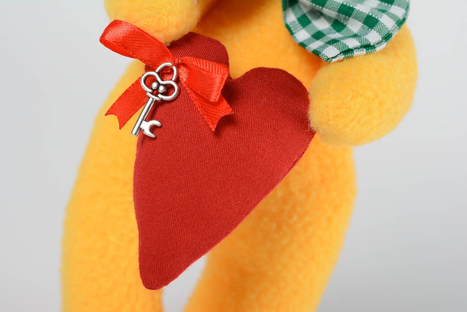 Petit jouet mou fait main en forme de lapin jaune avec cœur en polaire et coton photo 4