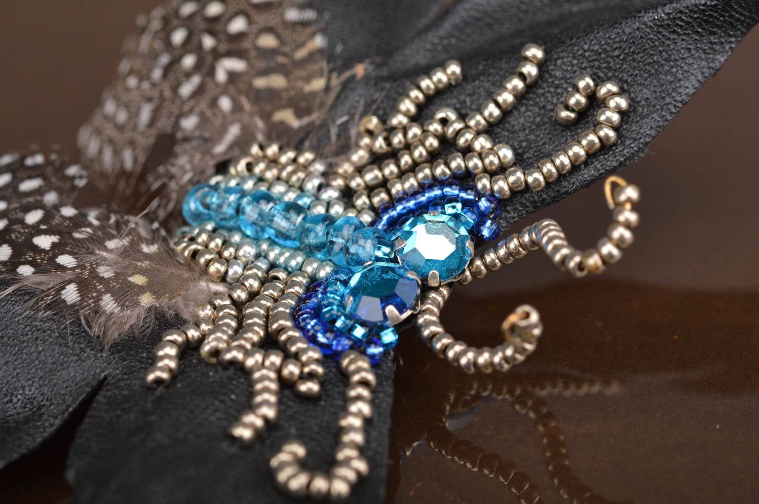 Handgemachte Leder Brosche Schmetterling mit Glasperlen und Federn für Damen foto 3