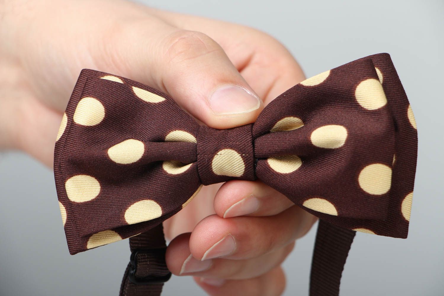 Satin bow tie with dots photo 3