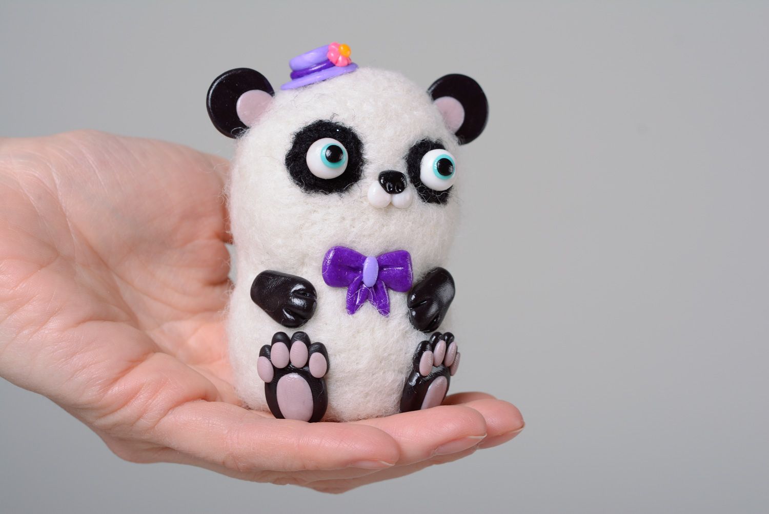 Миниатюрная валяная игрушка карманная панда  фото 5