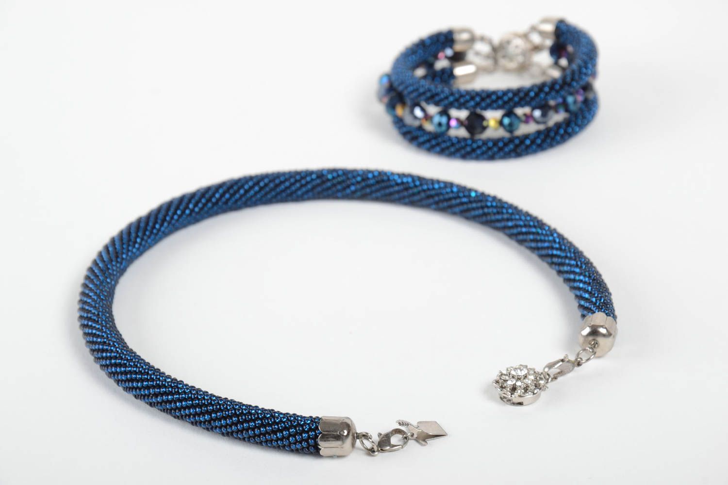 Комплект украшений из бисера колье и браслет жгуты ручной работы синие с отливом фото 5