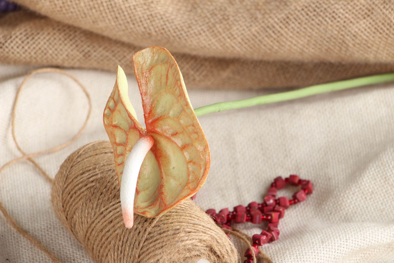 Fleur décorative de Calla des marais en pâte polymère photo 5