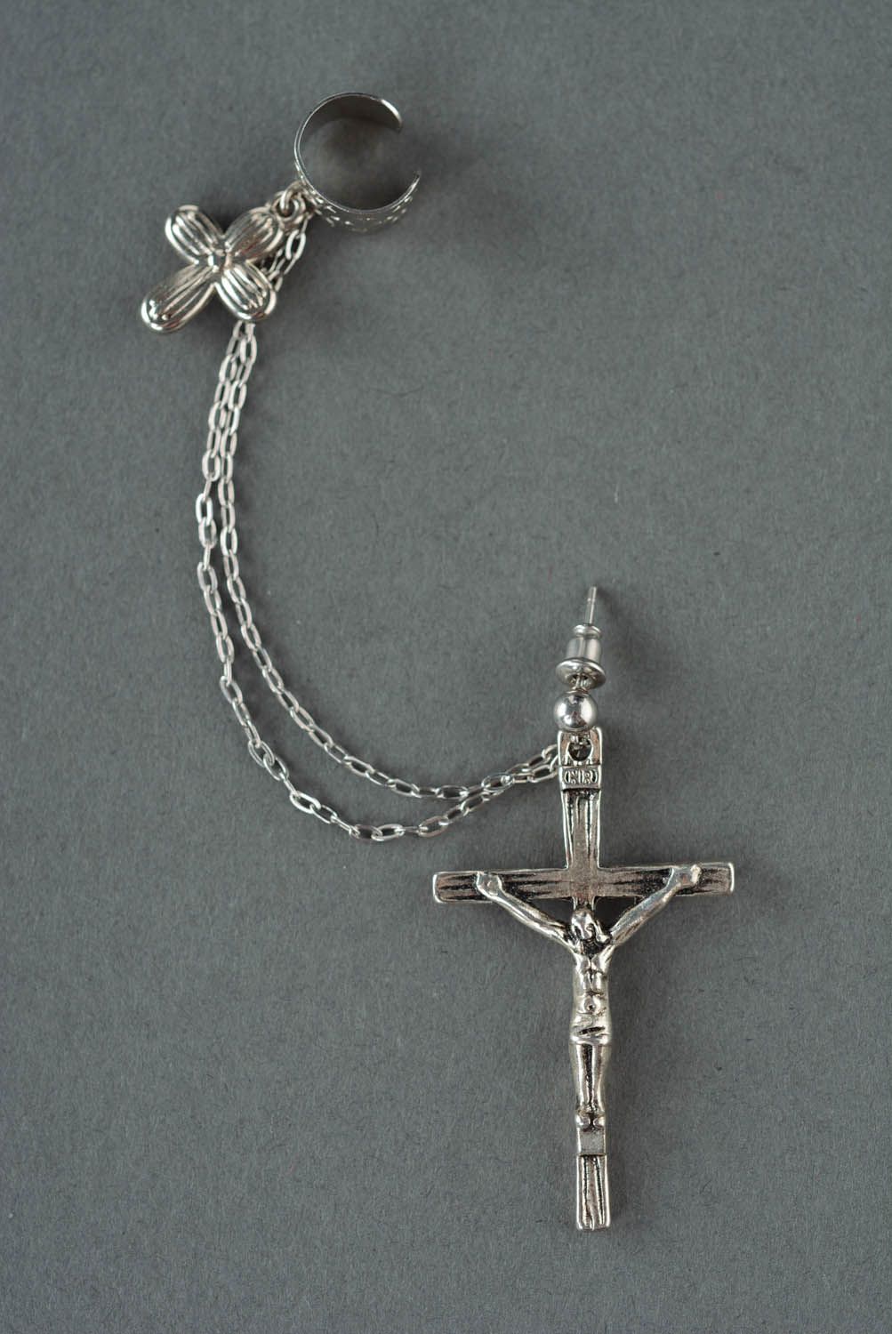 Boucle d'oreille cuff Crucifix faite main photo 2