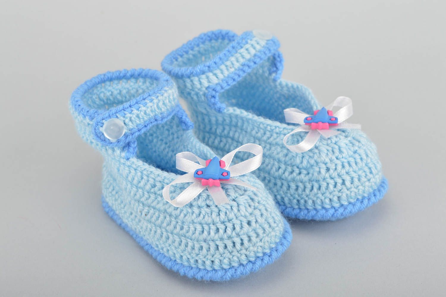 Patucos de bebé hechos a mano azules para niñas con lacitos bonitos foto 2