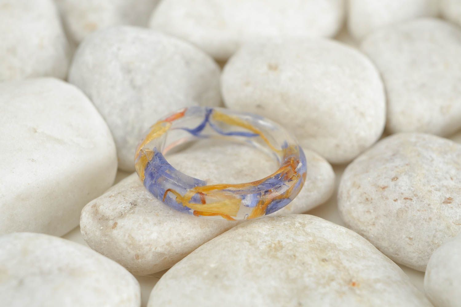 Кольцо из эпоксидной смолы кольцо ручной работы необычное кольцо полупрозрачное фото 1