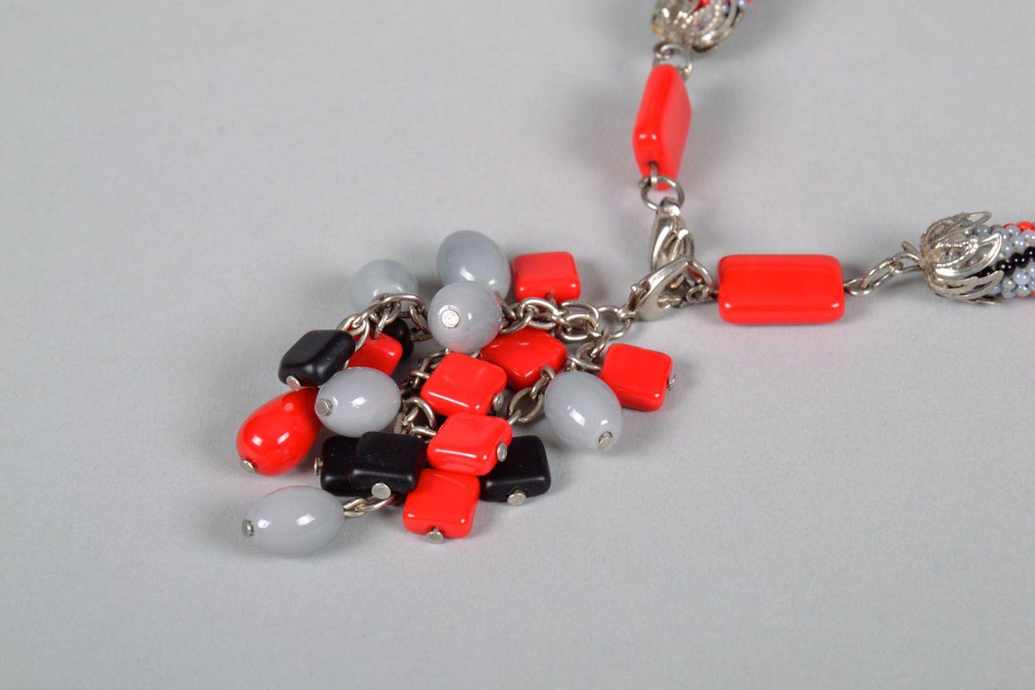 Collier en perles de rocaille fait main blanc-rouge-noir original pour femme photo 5