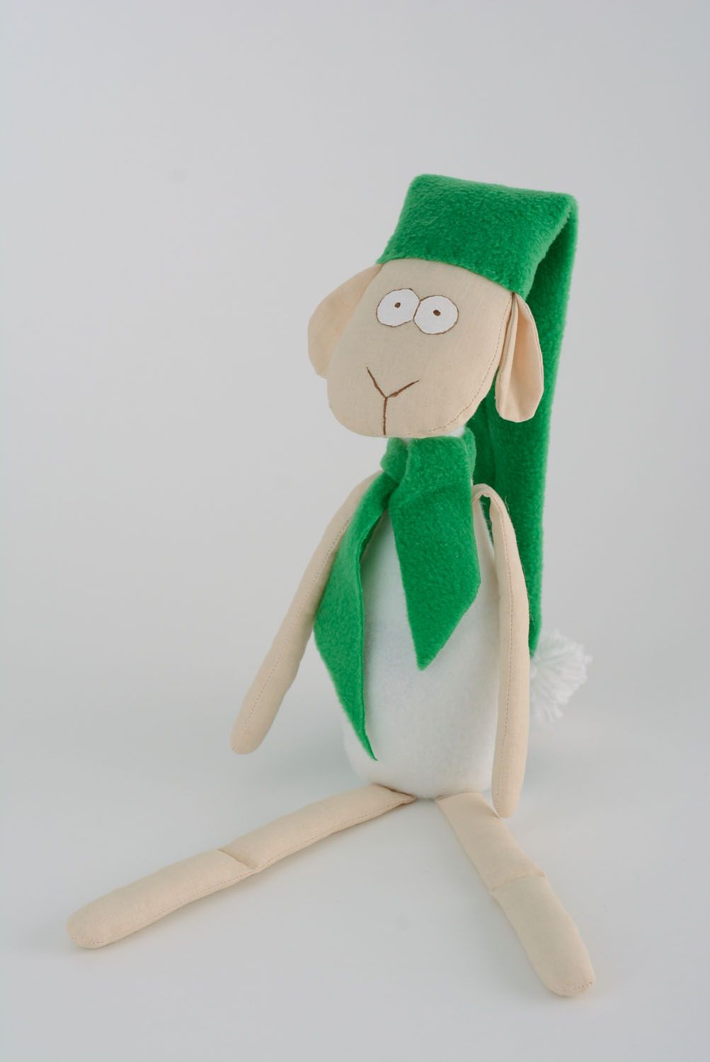 Brinquedo macio têxtil feito à mão Ovelha num chapéu verde foto 2