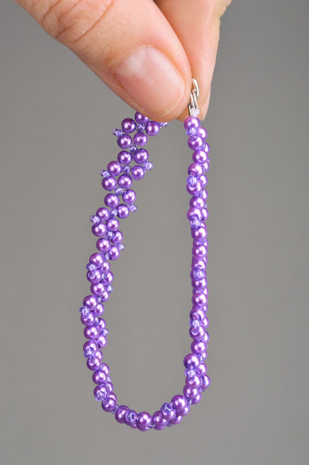 Pulsera de cuentas de color nácar y violeta delicada bonita artesanal de moda foto 3