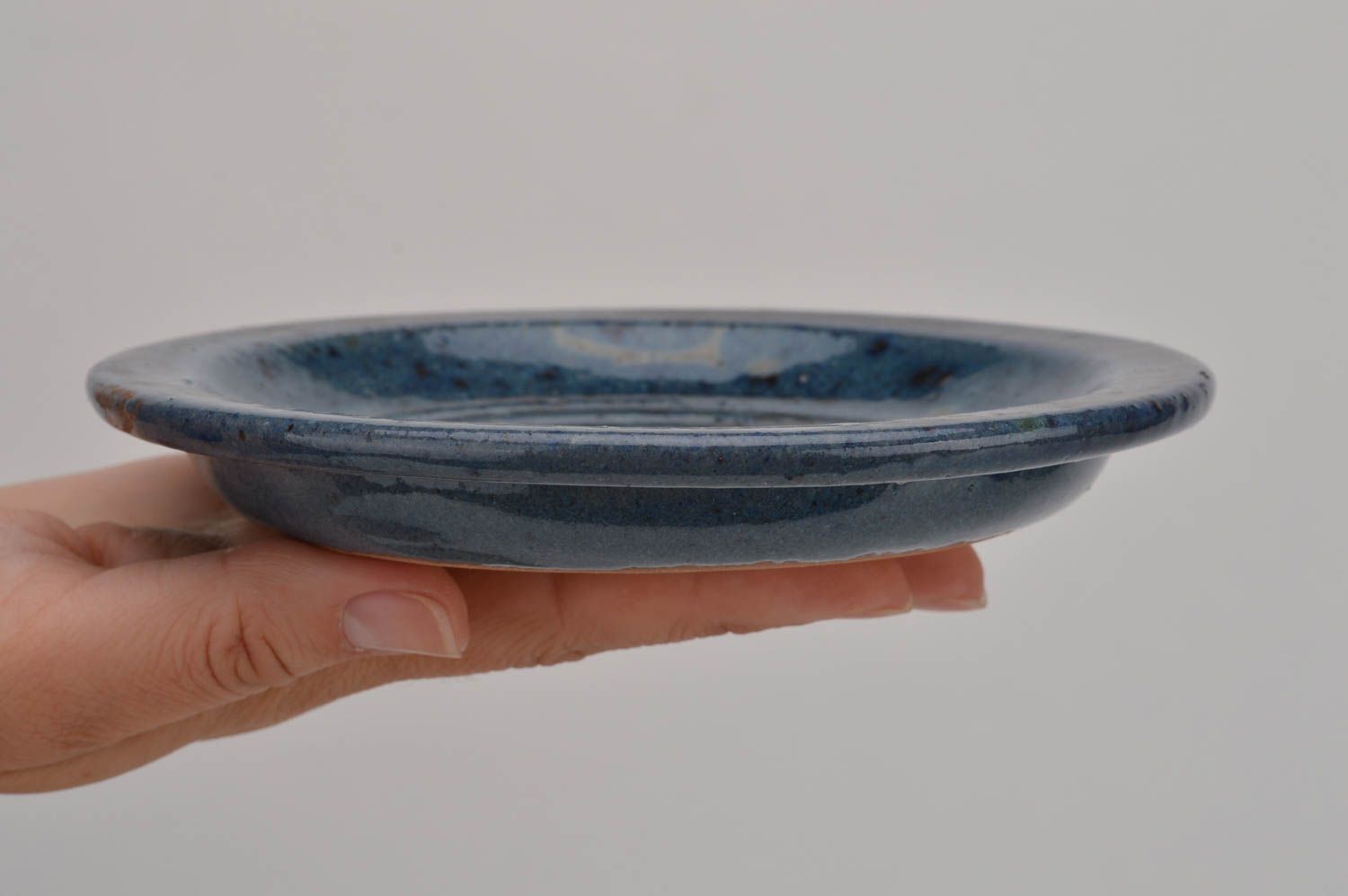 Керамическая тарелка декоративная покрытая глазурью круглая хэнд мэйд синяя фото 3