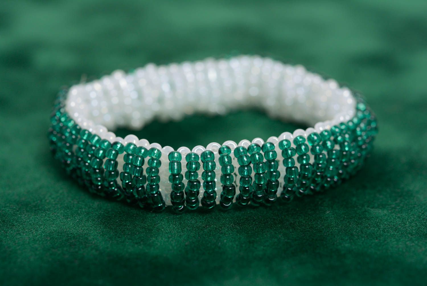 Dark green and white beaded elastic bracelet for girls photo 1