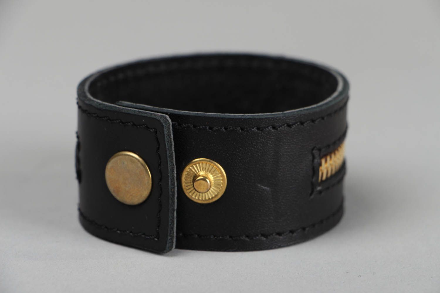 Schwarzes Leder Armband mit Reißverschluss foto 2