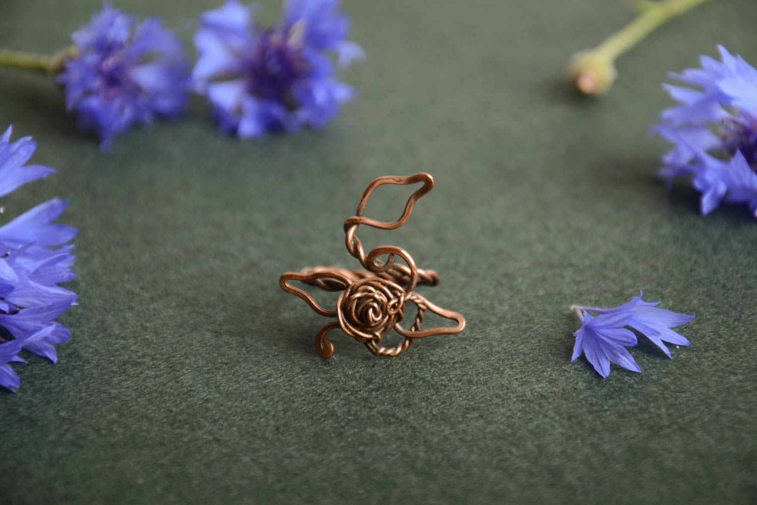 Feiner ungewöhnlicher schöner handgemachter Ring Wire Wrap aus Kupfer Draht foto 1