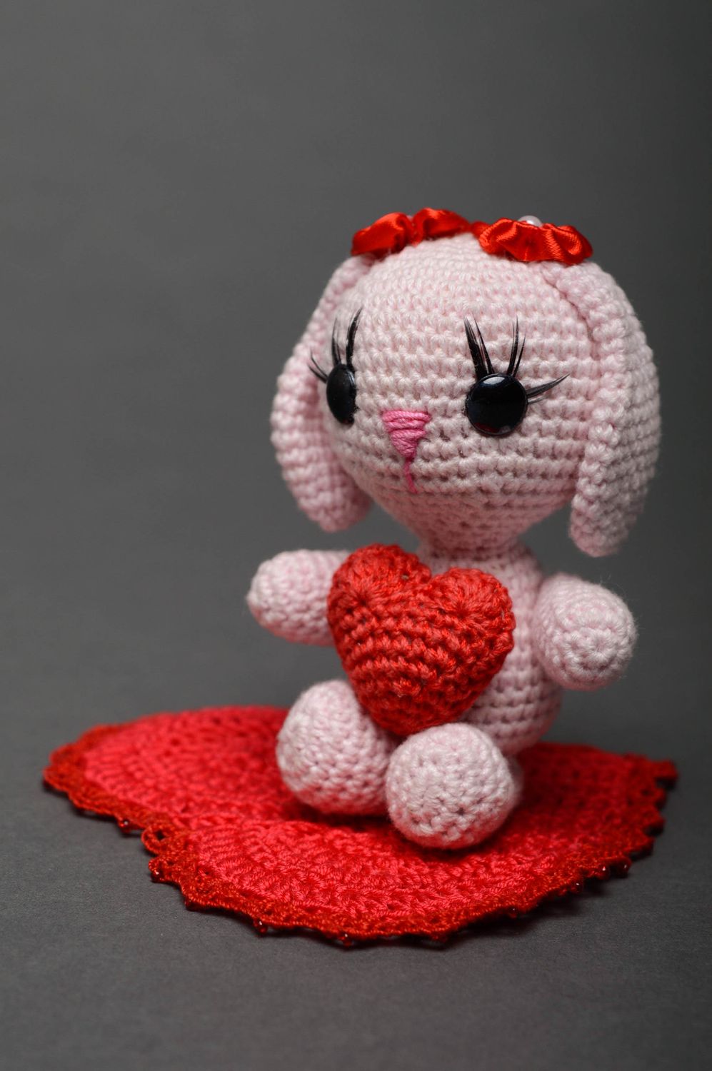 Jouet décoratif tricoté au crochet fait main lapin rose avec coeur pour enfant photo 2