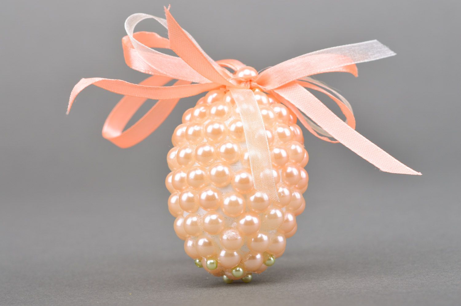 Huevo decorativo artesanal con abalorios cuentas y cintas de Pascua  foto 2