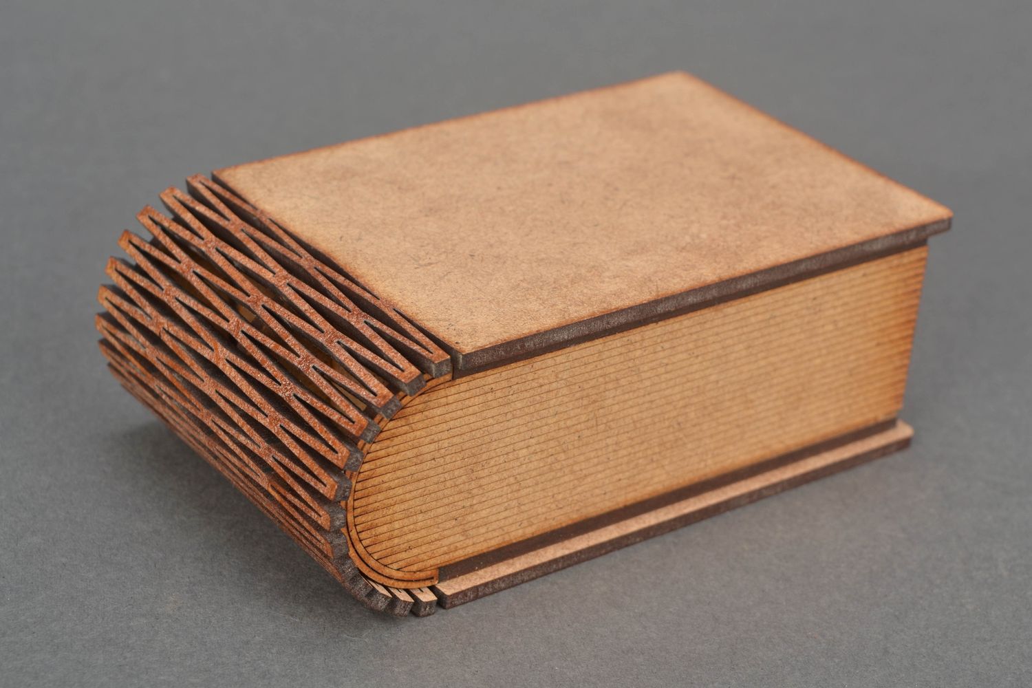 Boîte en bois brut à bijoux en forme de livre photo 1