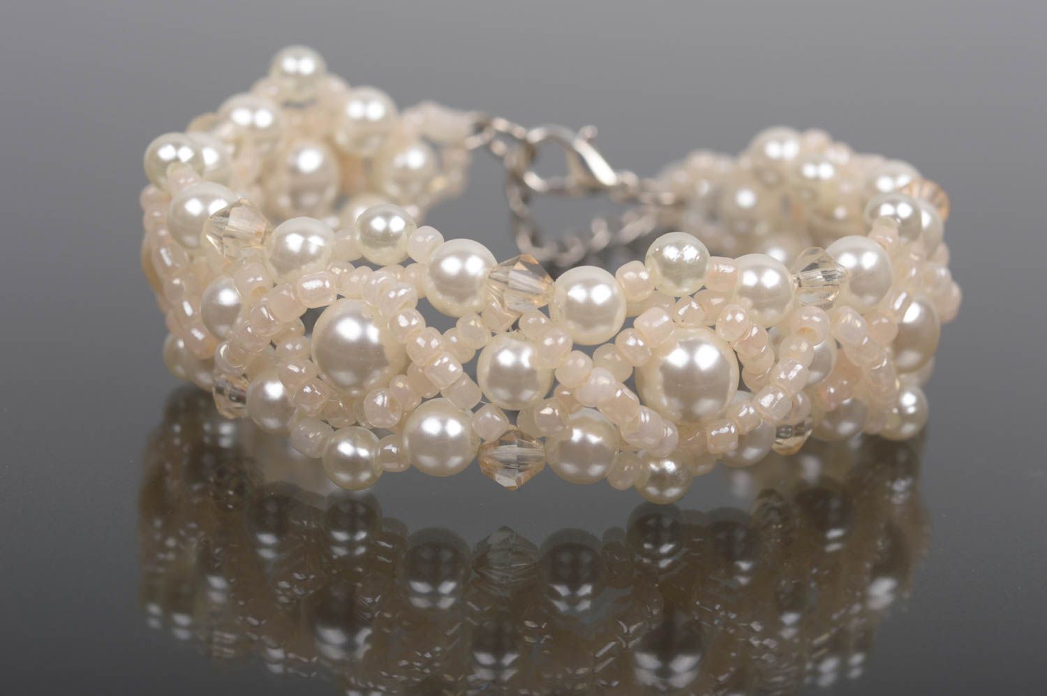 Bracelet blanc Bijou fait main perles de rocaille et fausses perles Cadeau femme photo 1