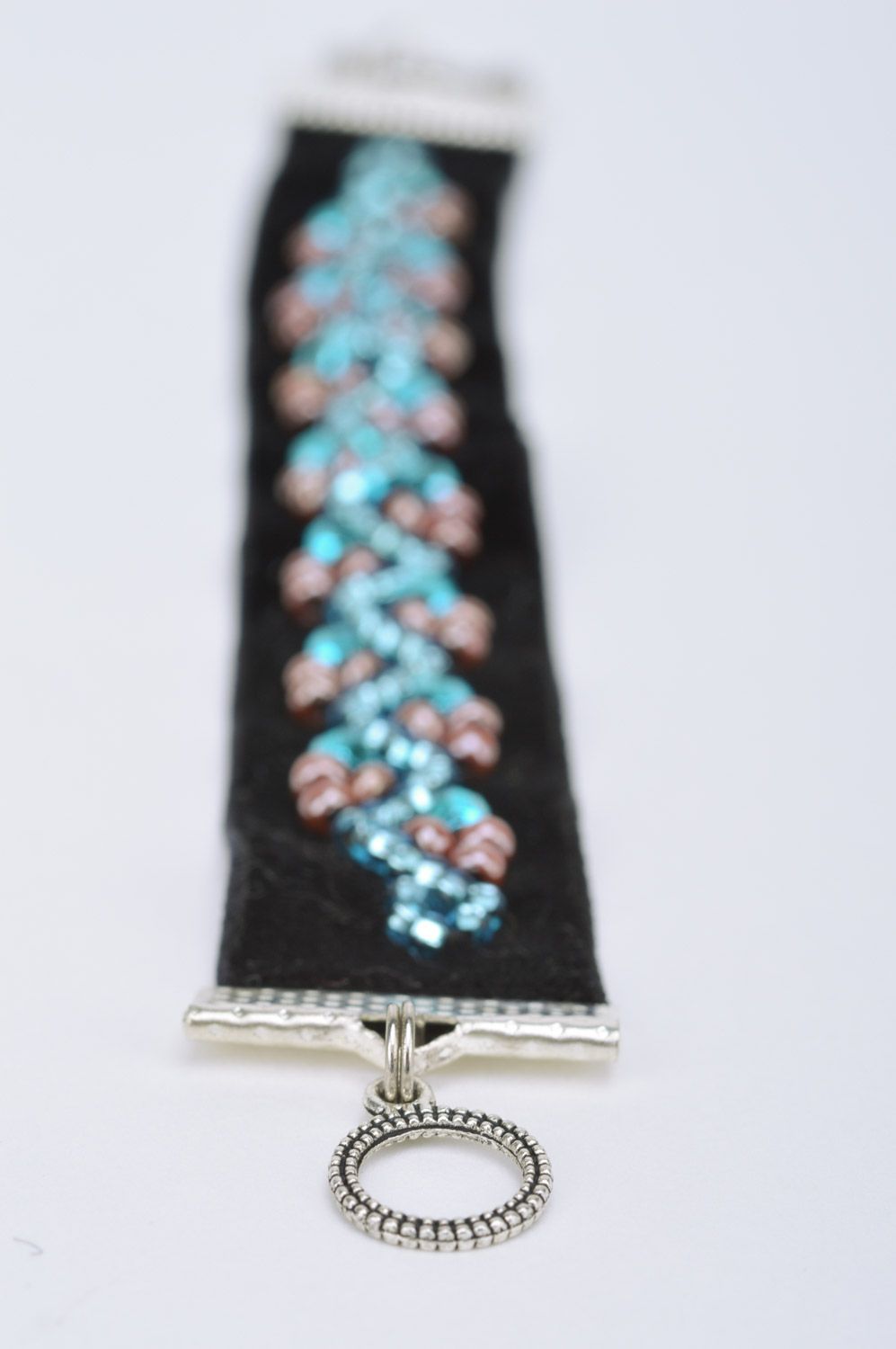 Schwarzes handgemachtes Glasperlen Armband aus Textil für Damen Funken in den Augen foto 4