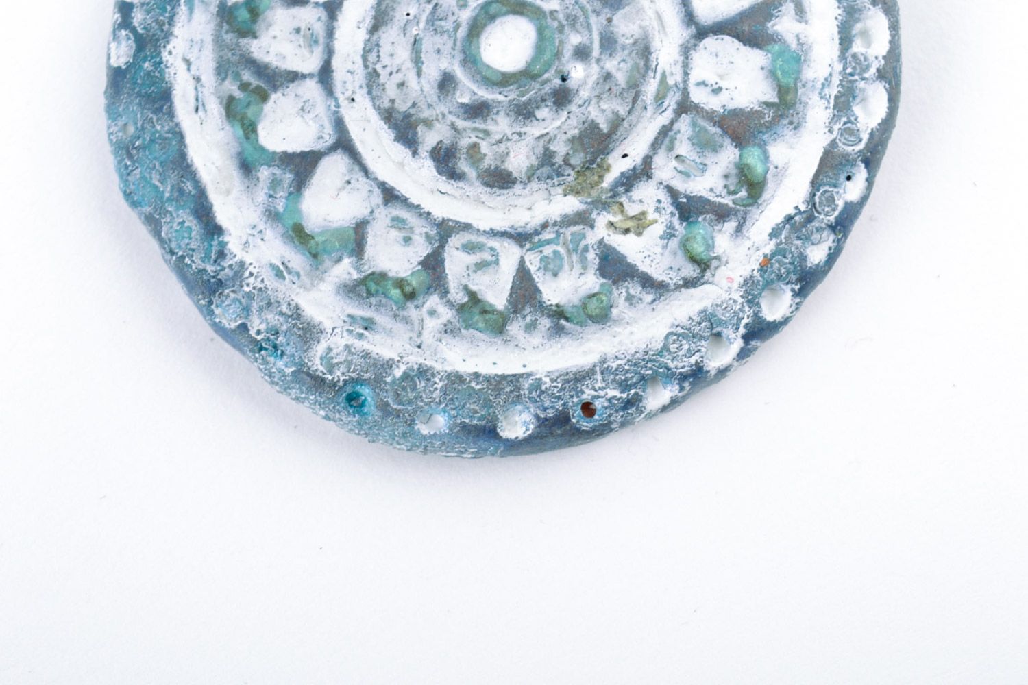 Кулон из глины ручной работы круглый голубой с белым на шнурке необычный модный фото 3