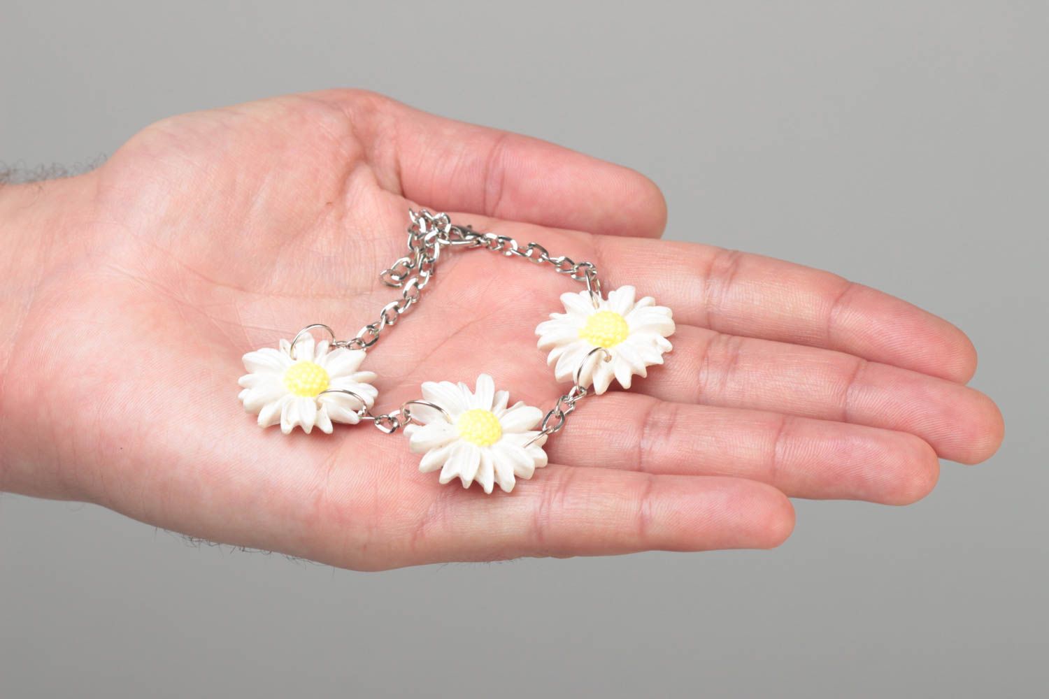 Handmade metal chain women's wrist bracelet with polymer clay chamomile flowers  photo 7