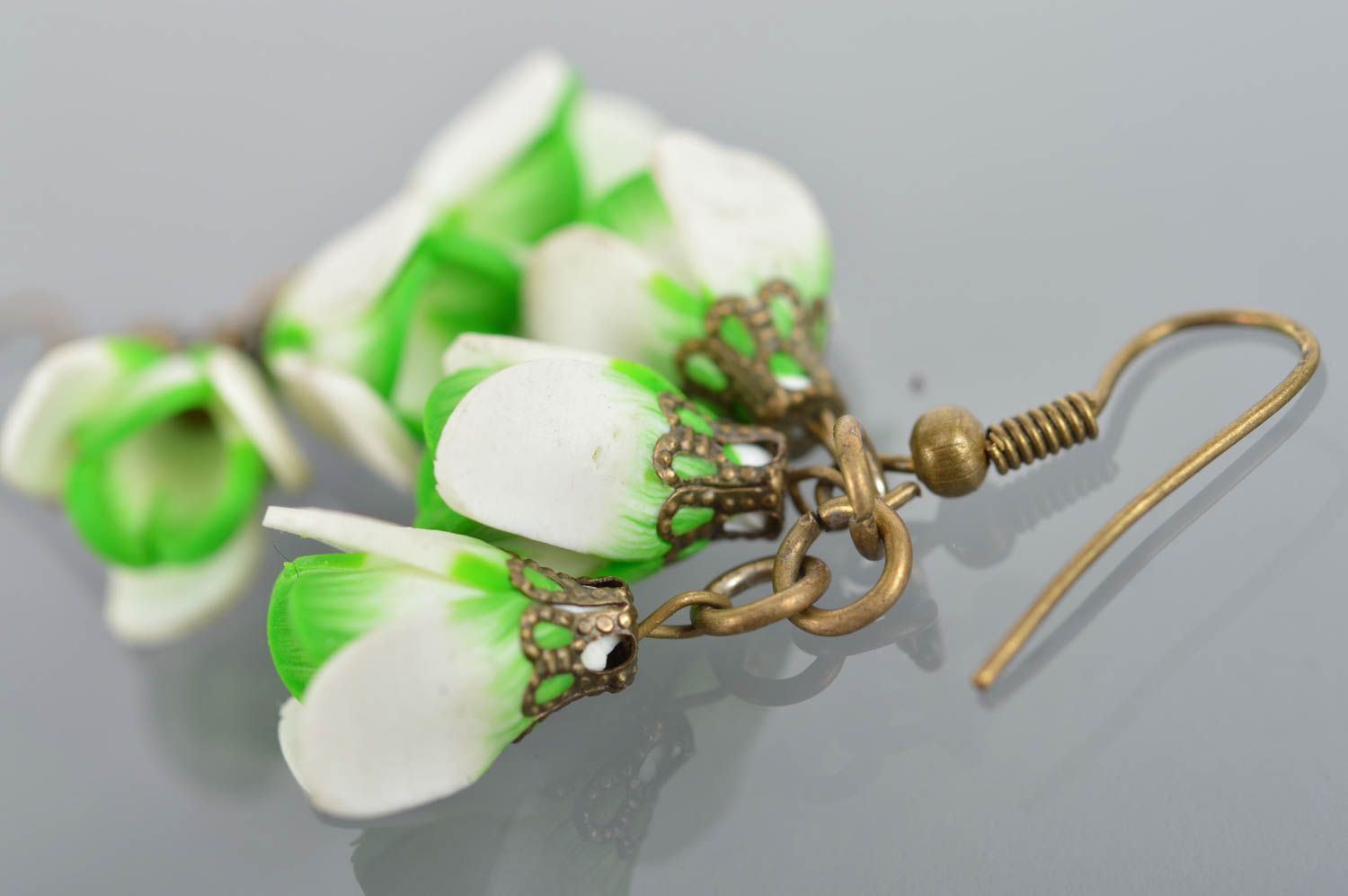 Lange weiß grüne Designer handmade Ohrringe aus Polymerton mit Blumen  foto 4
