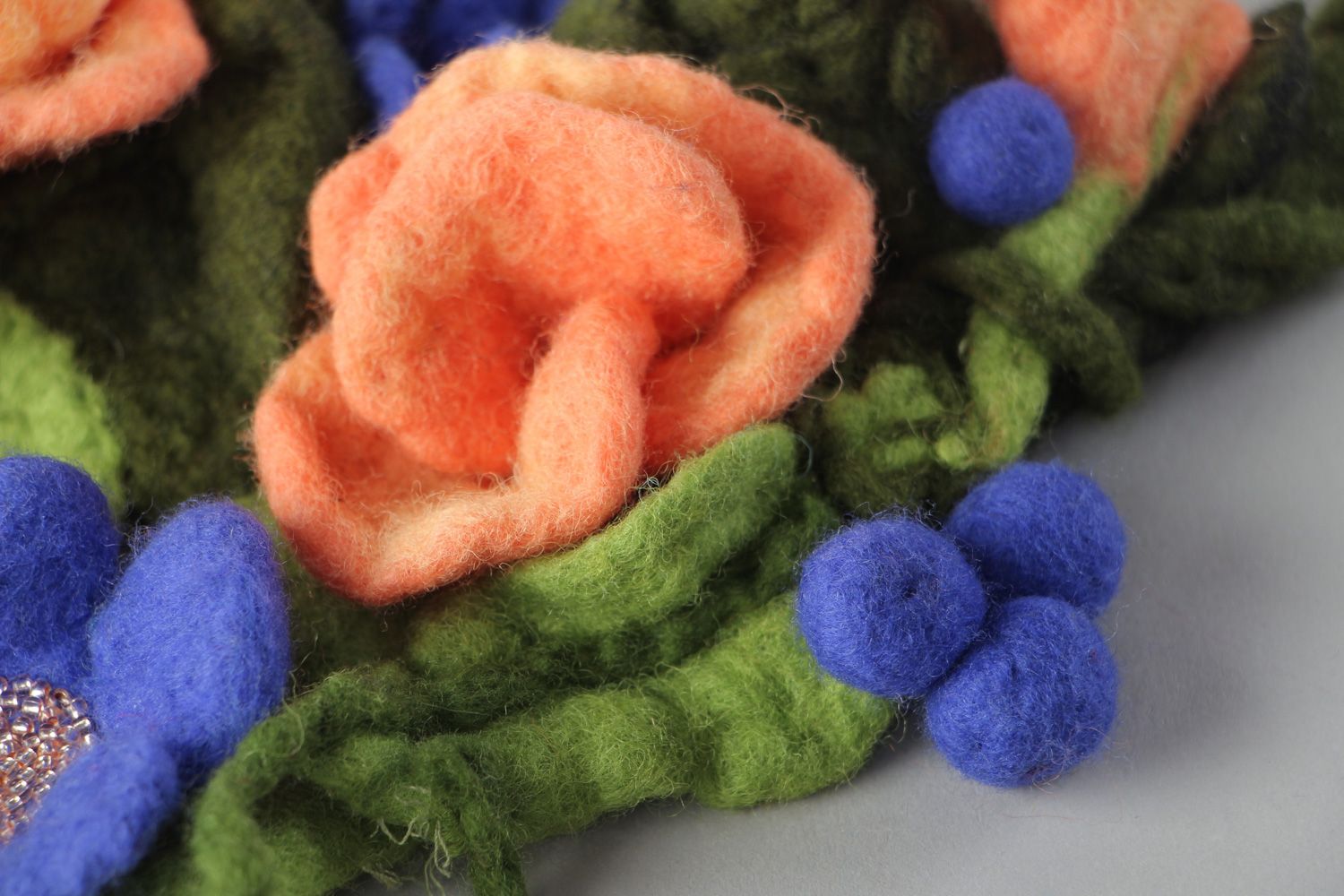 Gros collier en laine feutrée à sec fait main avec fleurs couleur pêche violet photo 4