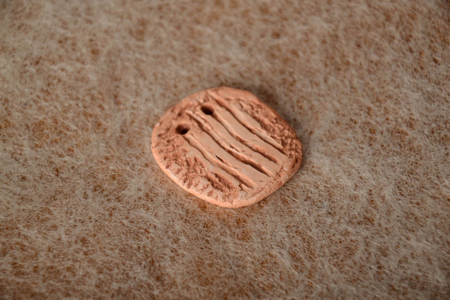 Кулон из глины ручной работы объемный красивый расписанный пигментами заготовка фото 1