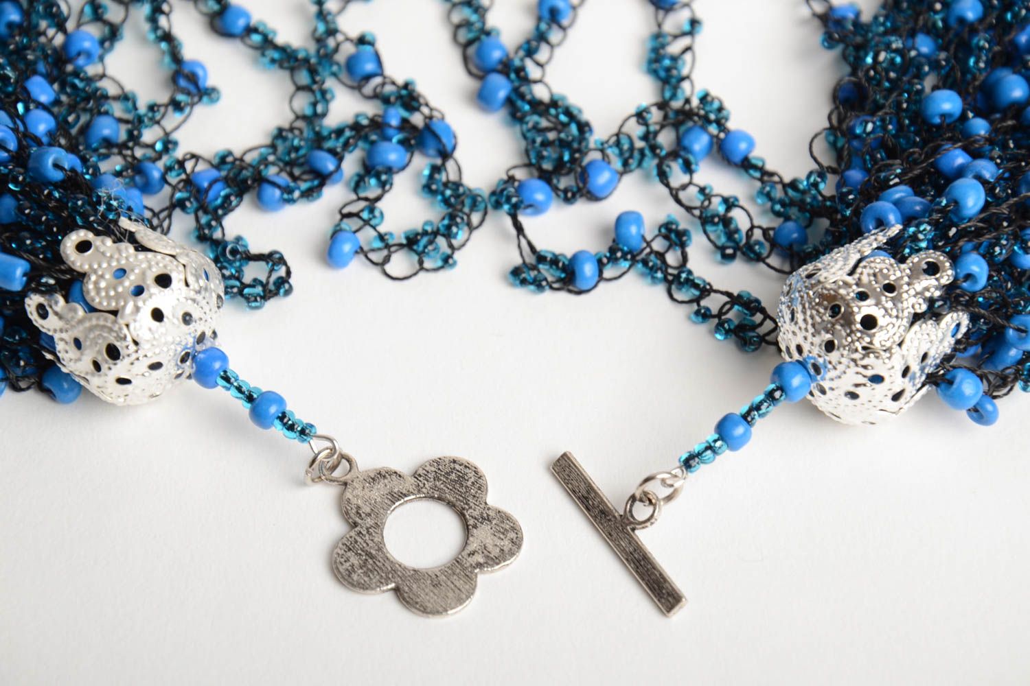 Collier bleu en perles de rocaille tressé au crochet fait main volumineux photo 4