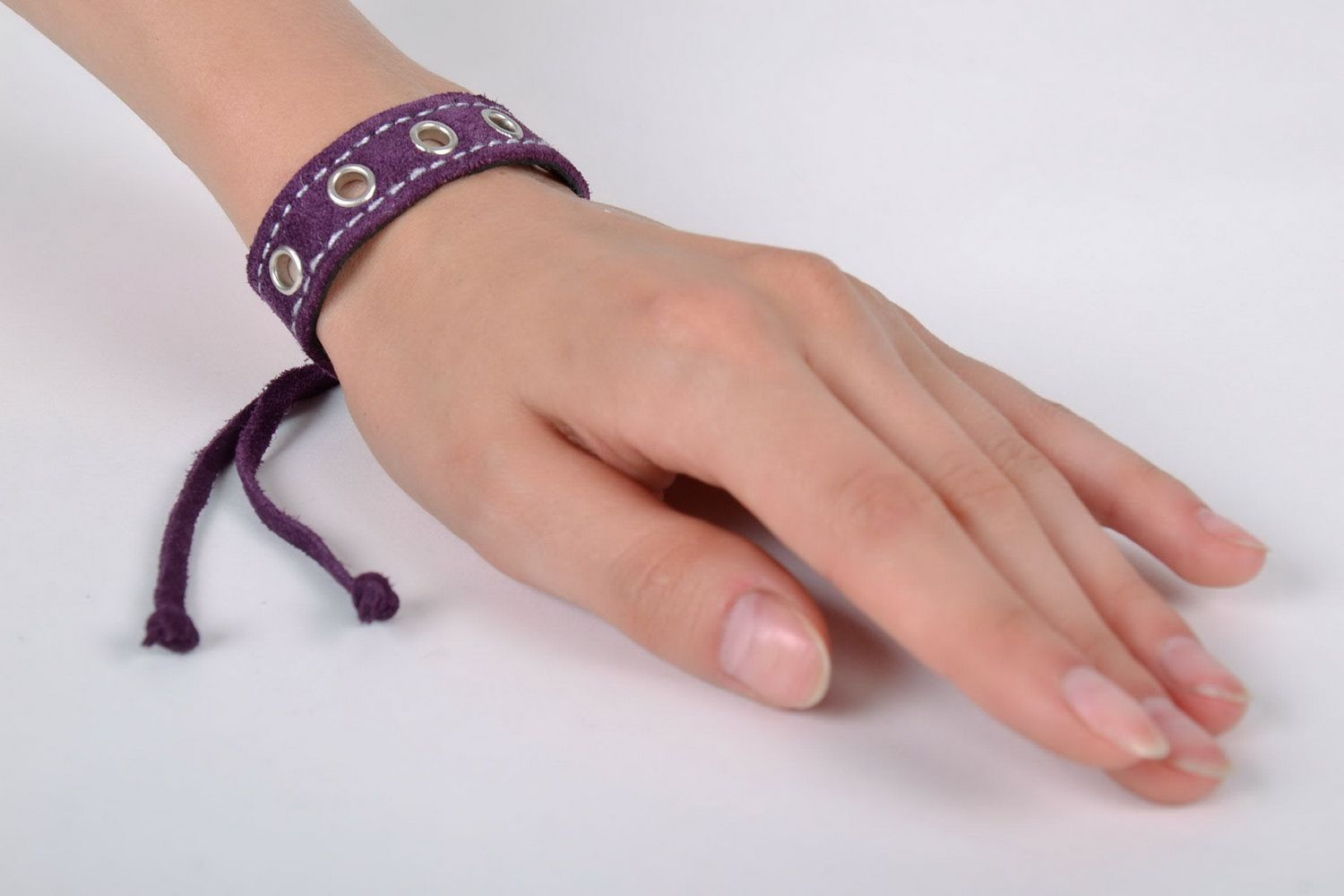 Bracelet en cuir violet fait main photo 5