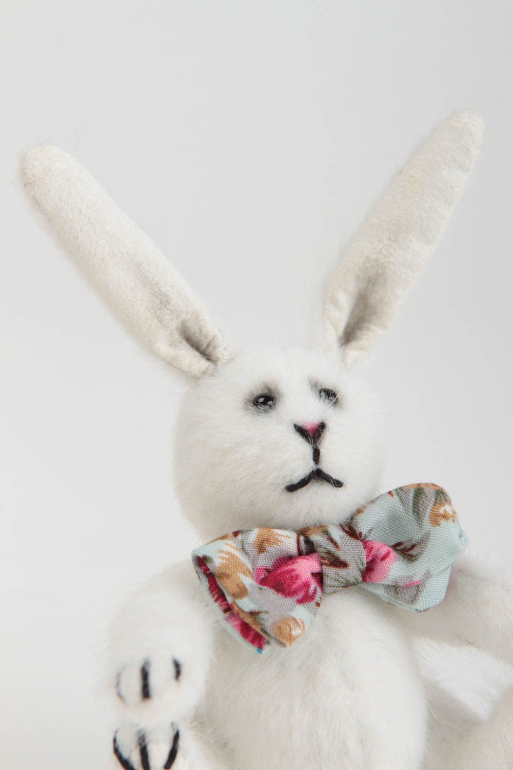 Jouet mou fait main en fausse fourrure décoratif en forme de lapin blanc photo 4