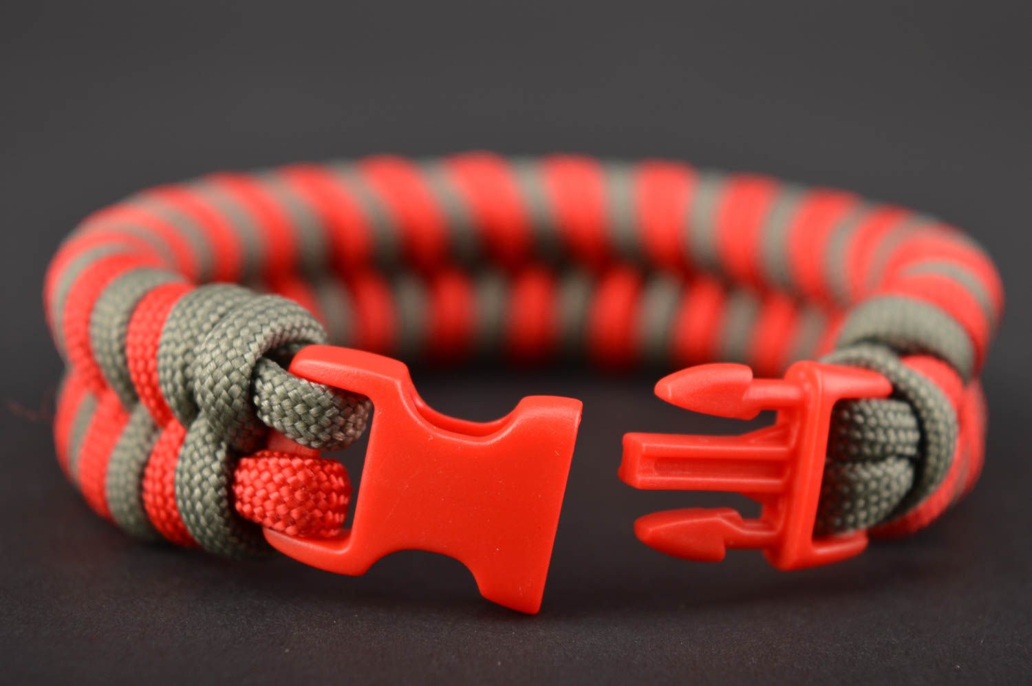 Bracelet en paracorde fait main Bracelet de survie rouge-gris Accessoire femme photo 4