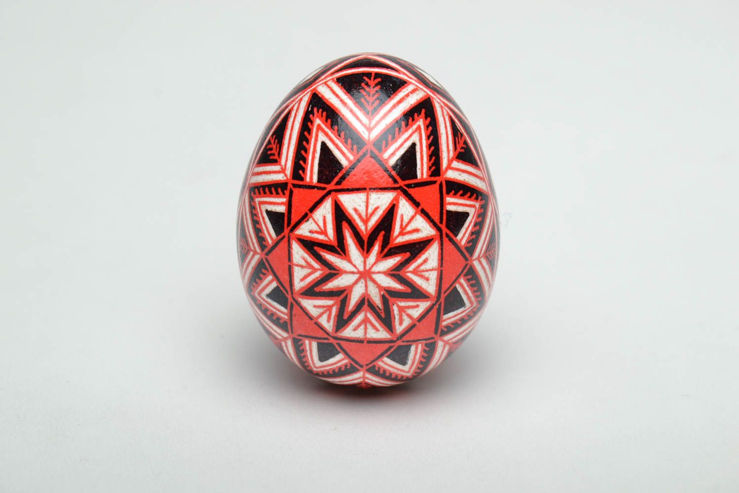 Oeuf de Pâques peint rouge fait main décoratif avec ornements traditionnels photo 2