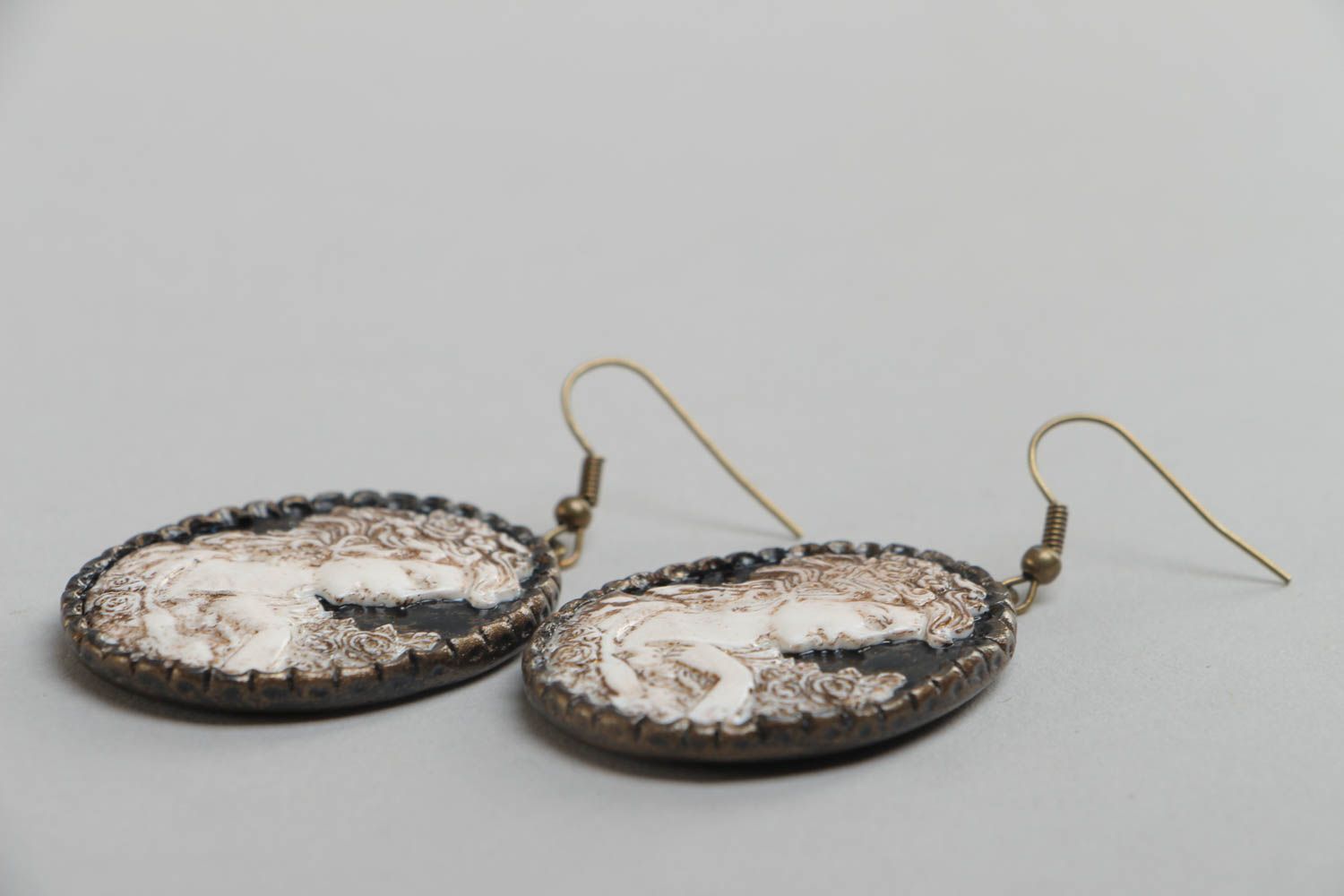 Boucles d'oreilles camées en pâte polymère faites main pendantes vintage photo 3
