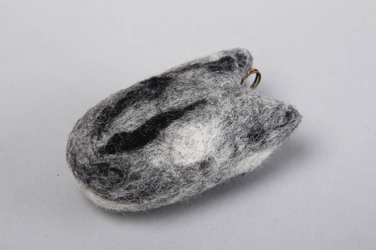 Colgante hecho a mano de lana gris accesorio para mujer bisutería artesanal foto 4