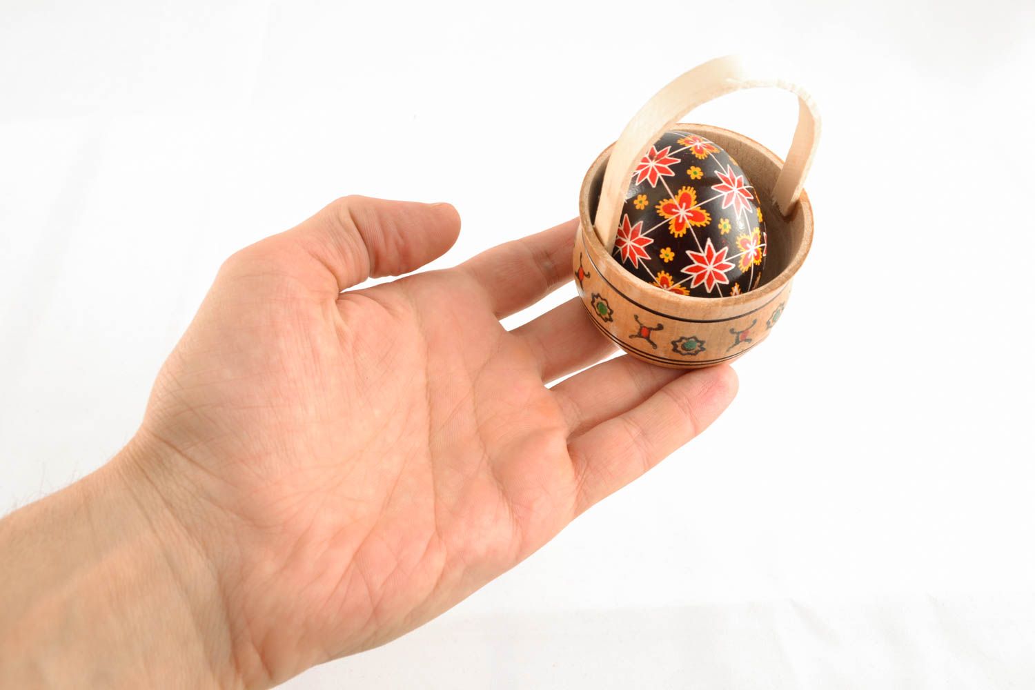 Oeuf de Pâques décoratif fait main original dans le panier photo 4
